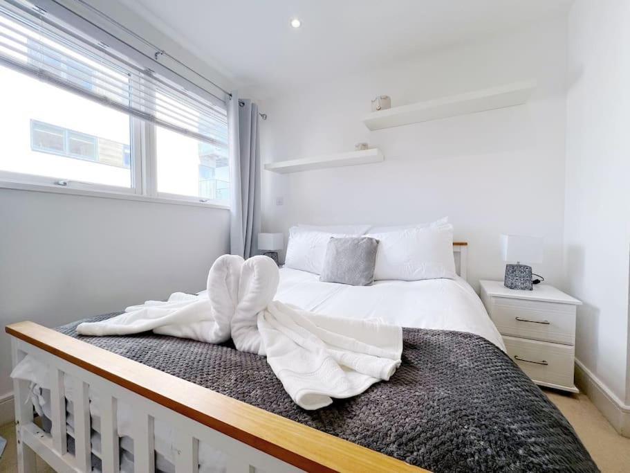 Stylish Seaview One-Bedroom Apt 스완지 외부 사진