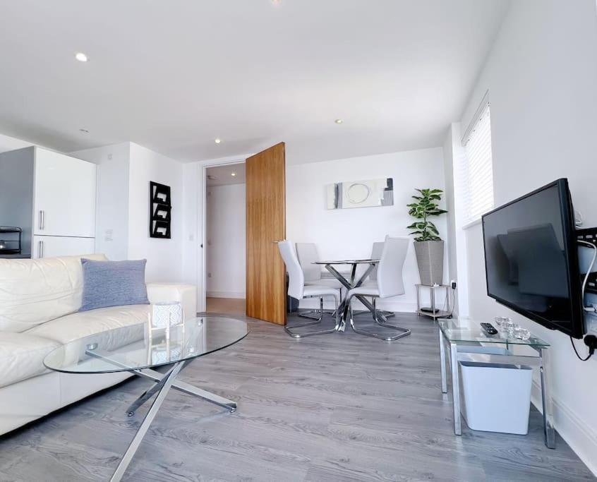 Stylish Seaview One-Bedroom Apt 스완지 외부 사진