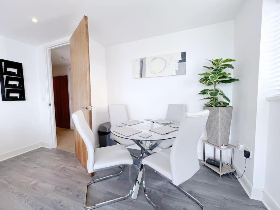 Stylish Seaview One-Bedroom Apt 스완지 외부 사진