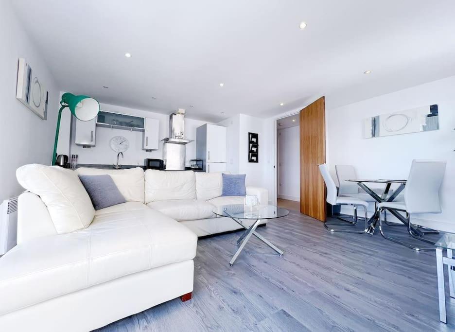 Stylish Seaview One-Bedroom Apt 스완지 외부 사진
