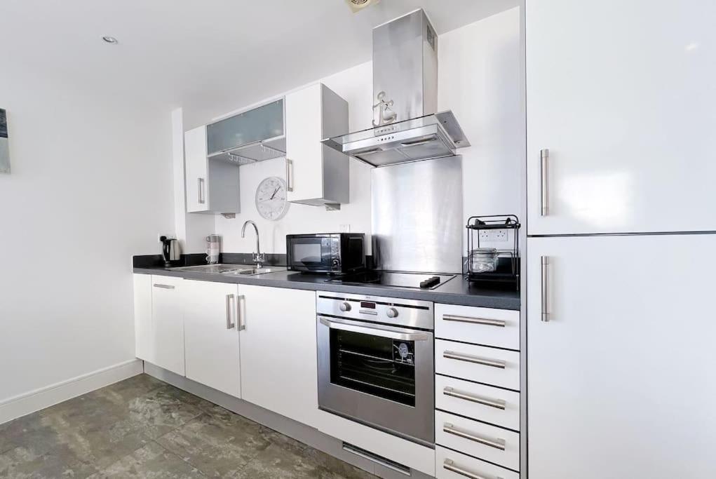 Stylish Seaview One-Bedroom Apt 스완지 외부 사진