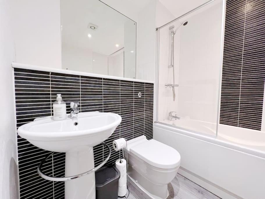 Stylish Seaview One-Bedroom Apt 스완지 외부 사진