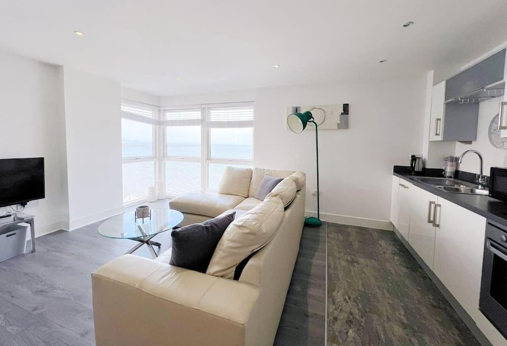 Stylish Seaview One-Bedroom Apt 스완지 외부 사진