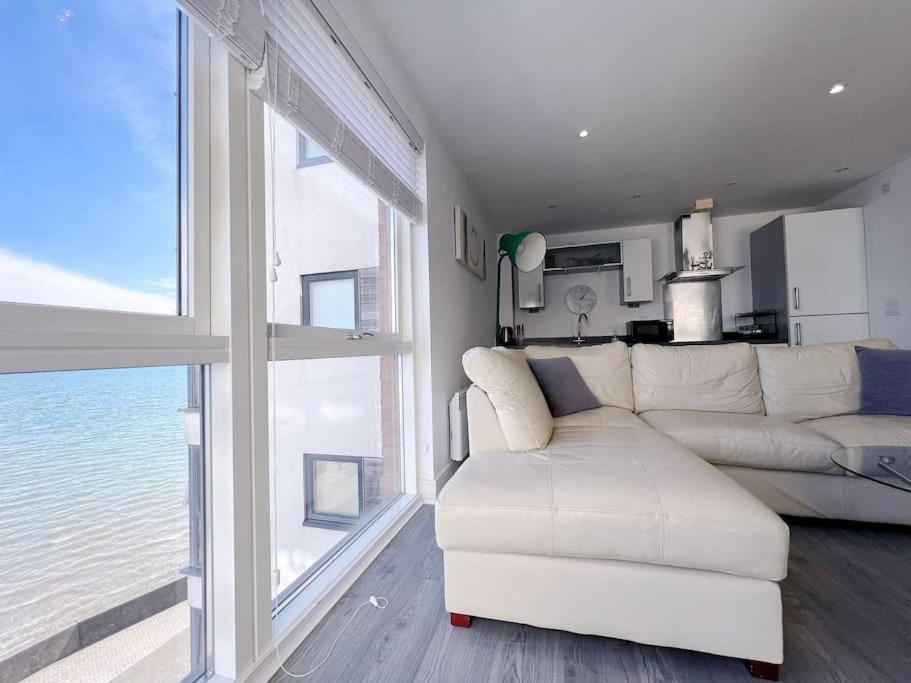 Stylish Seaview One-Bedroom Apt 스완지 외부 사진