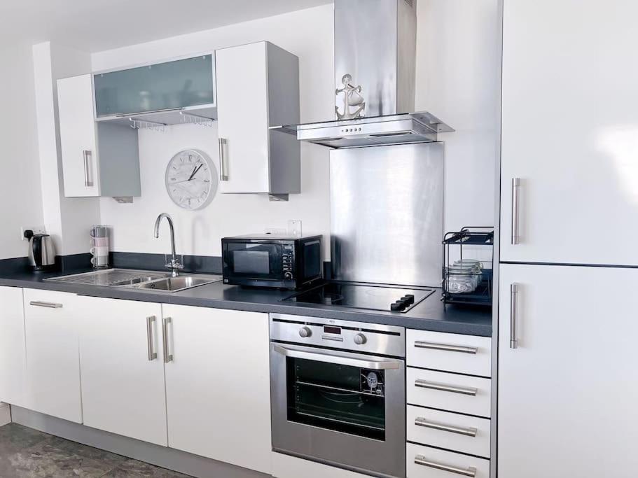 Stylish Seaview One-Bedroom Apt 스완지 외부 사진