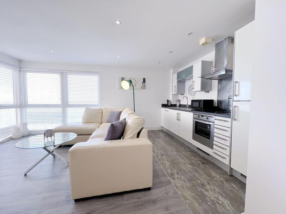 Stylish Seaview One-Bedroom Apt 스완지 외부 사진